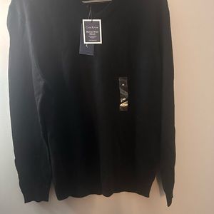 New Men’s medium club room merino wool blend v-neck sweater. Black.  NWT